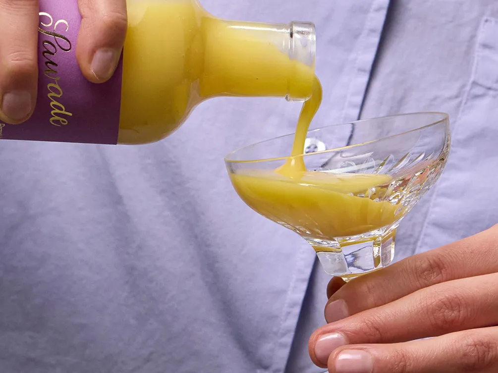 Eierlikör wird in ein Glas gegossen