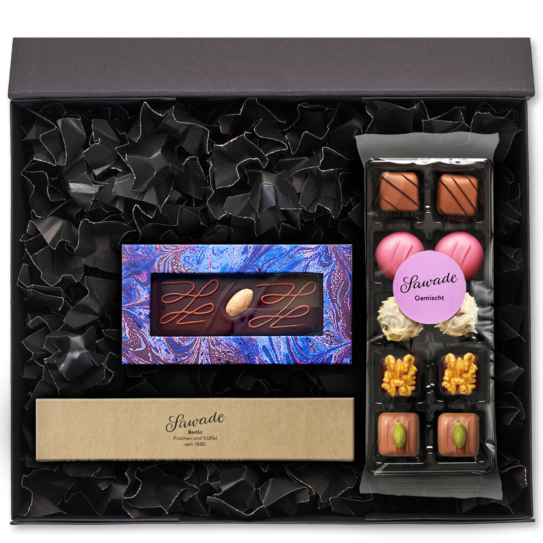 Geschenkbox offen mit einer Königin Luise Pastete in Geschenkschachtel, einer Pralinenstange Königin Luise Pralinen und einer Packung Pralinen Gemischt