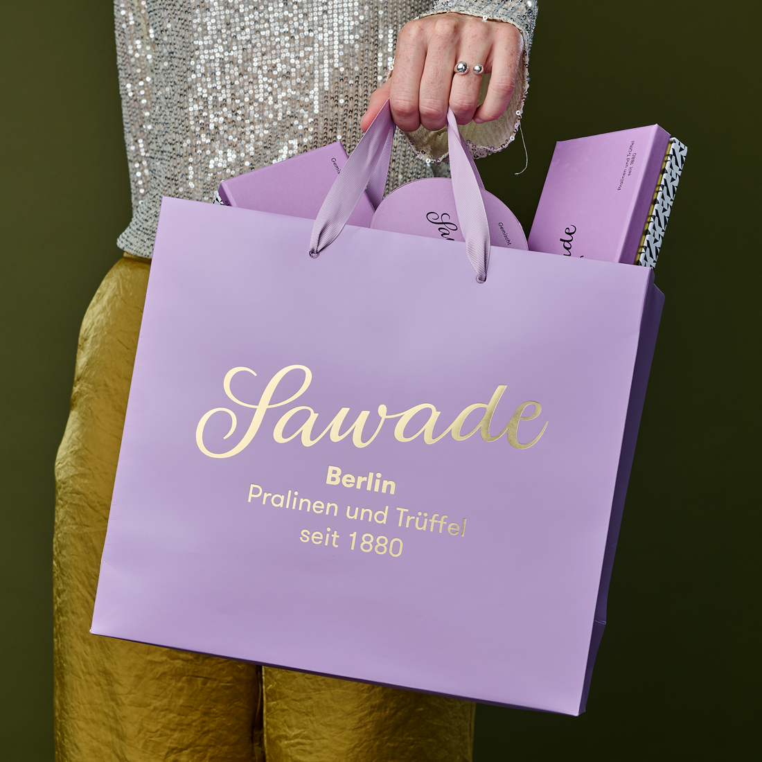 Frau hält Geschenktüte Violett
