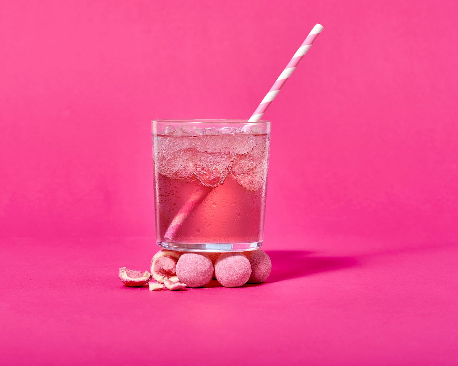Stimmungsbild: Himbeere Brausetrüffel mit Rosa Hintergrund 