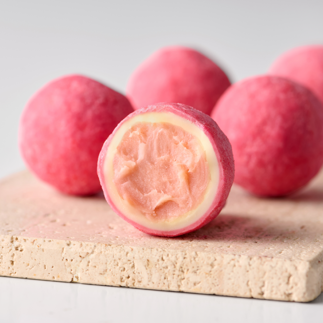 Produktbild: Rhabarber-Joghurt Trüffel aufgeschnitten