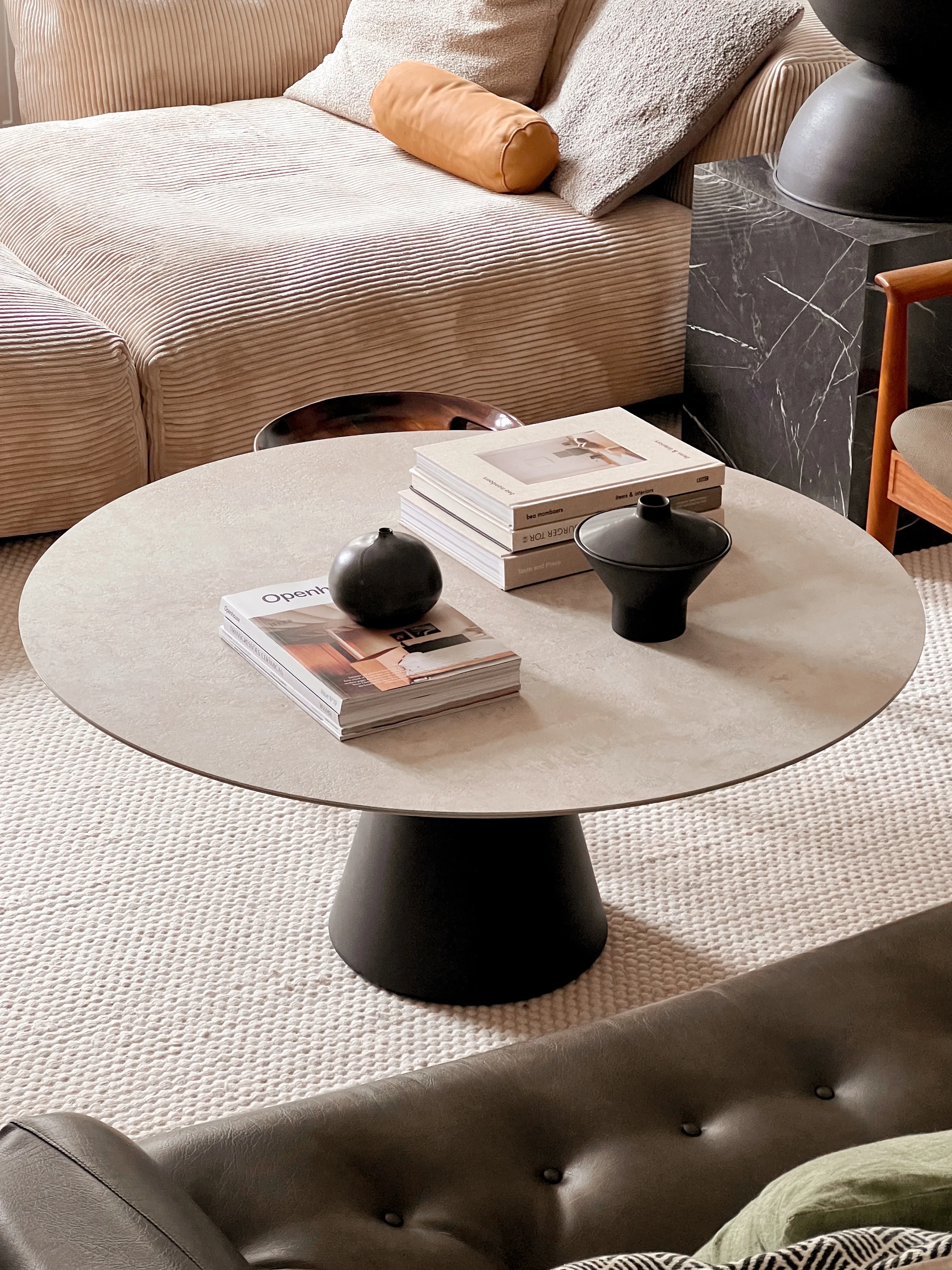 Tisch mit Büchern und Dekoration