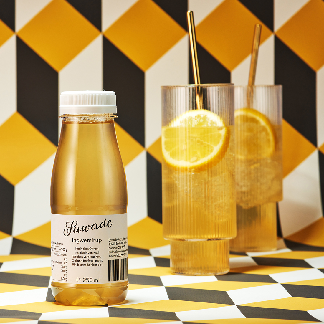 Stimmungsbild: Ingwersirup steht dekorativ mit gelb/schwarzem Hintergrund  Stimmungsbild: Ingwersirup steht dekorativ mit gelb/schwarzem Hintergrund