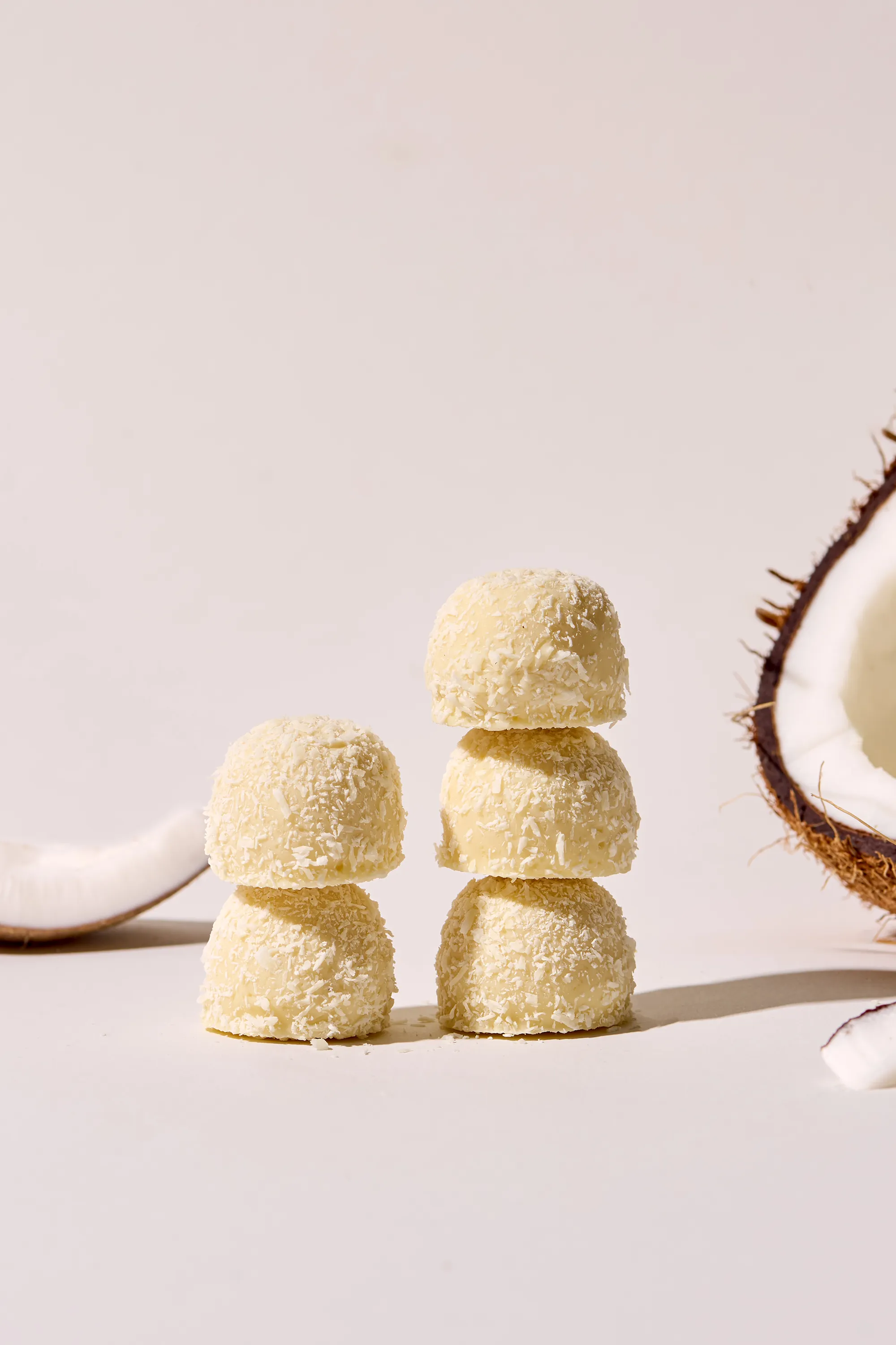 Stimmungsbild Kokos Trüffel mit aufgeschnittener Kokosfrucht