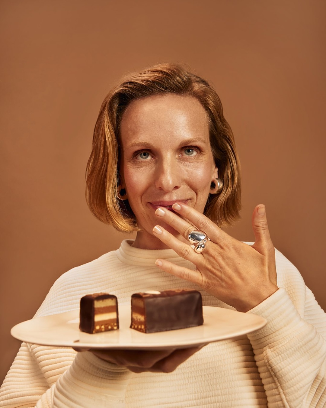 »Was mich an Pralinen fasziniert – sobald ich sie in der Hand halte und esse, fühlt sich der Moment für mich immer wie ein ganz besonderer an,« berichtet Anaïs Röschke, Head of Space, Events & Networking @laufen_germany und Co-Director @_artofbusiness_. »Die Königin-Luise-Pastete von Sawade ist für mich pure Perfektion – eine Hommage an Tradition und Genusskultur. Ihre feine Balance aus zarter Schokolade und erlesenen Zutaten macht sie zu einem echten Meisterwerk.«
Unsere Königin Luise ist nicht nur ein Meisterwerk, sondern auch neben unsere Rum-Traube-Trüffel und dem legendären Zarenhappen eine wahre Meisterpralinen. In präziser Handarbeit gefertigt und mehrfach ausgezeichnet 👑

#SawadeBerlin #Pralinen #Trüffel
