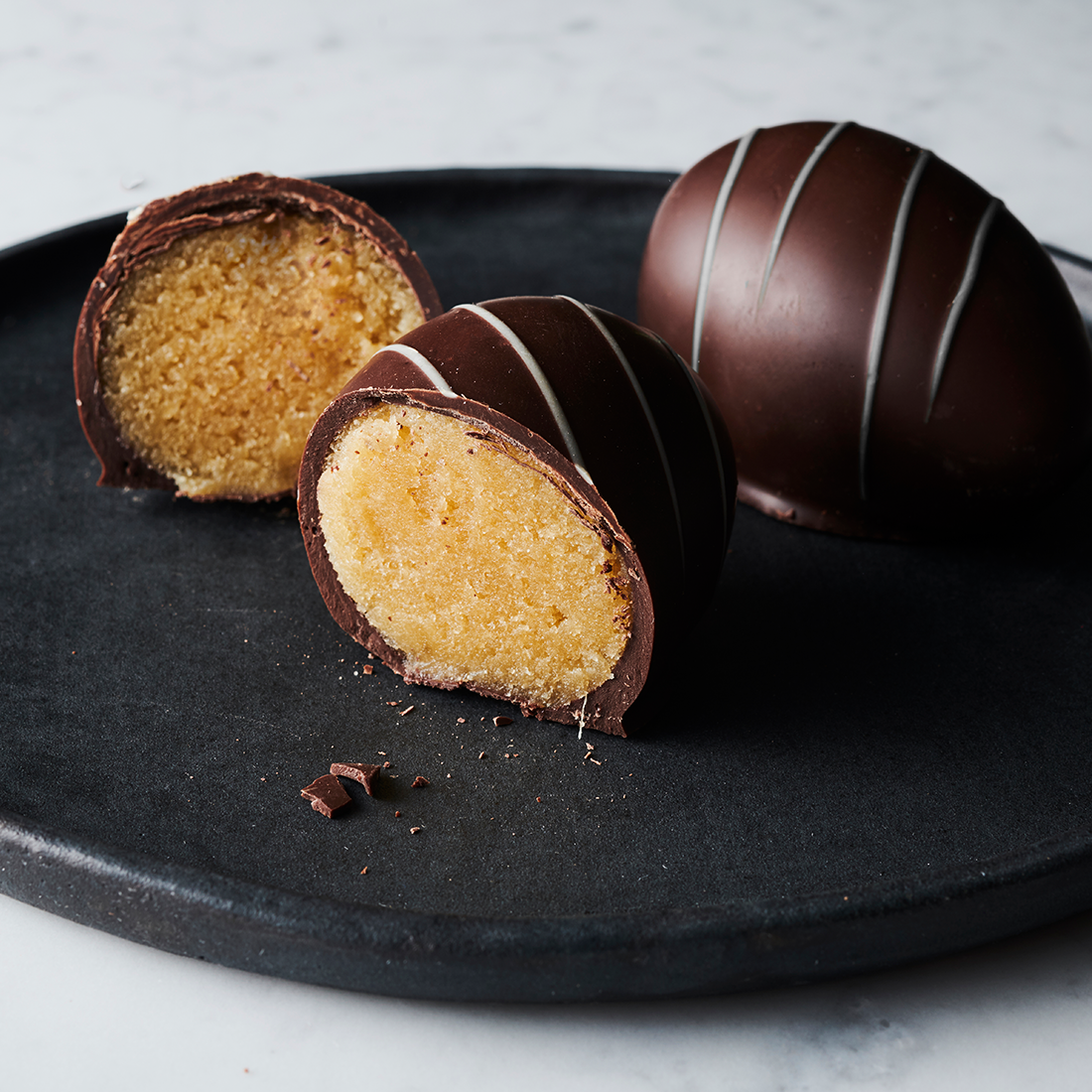 Stimmungsbild: Ingwer-Edelmarzipan-Ei dekorativ angeschnitten  Stimmungsbild: Ingwer-Edelmarzipan-Ei dekorativ angeschnitten