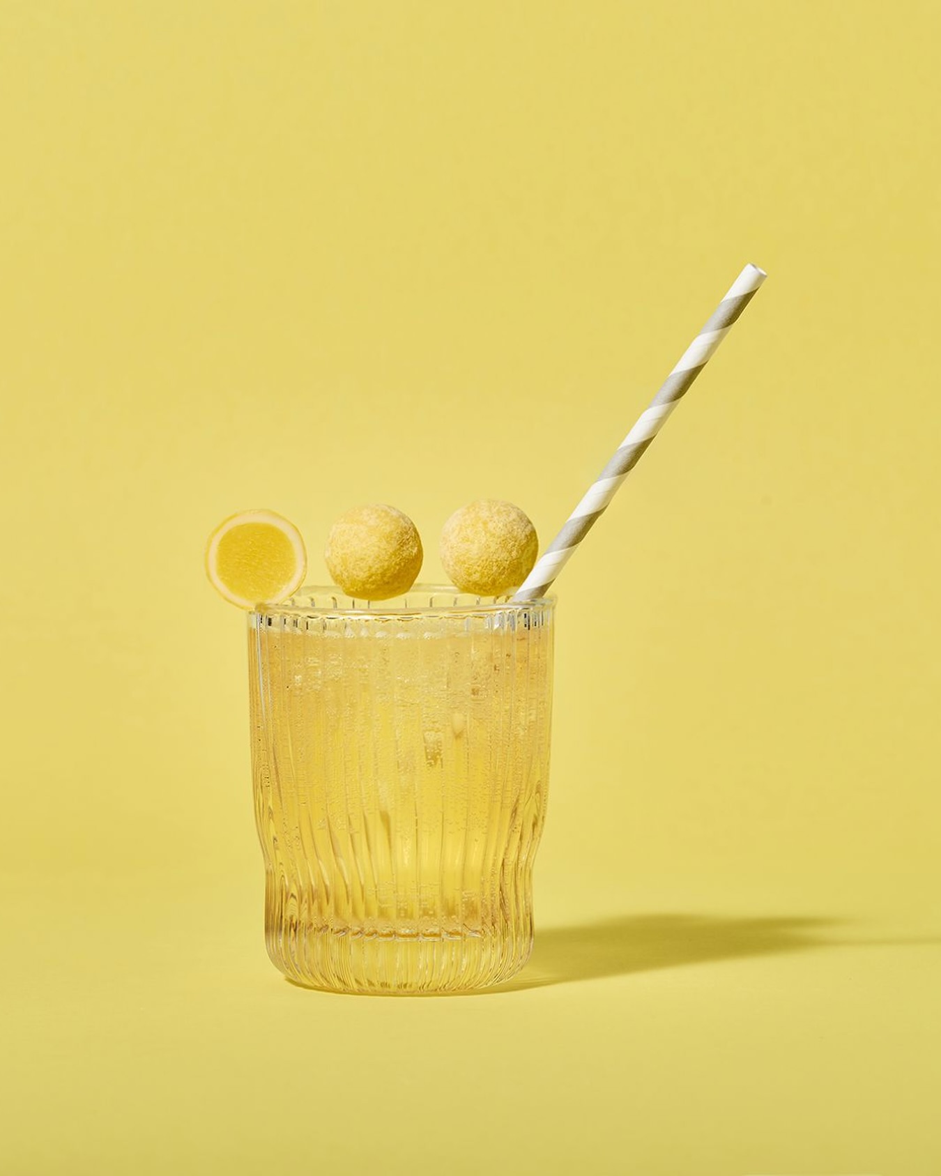Zitrone, aber bitte prickelnd! So schmeckt der Sommer: sauer-spritzig, und mit einem prickelnden Twist: Unser Brausetrüffel Zitrone bringt sonnige Vibes in die Praline – mit zitroniger Ganache in weißer Schokolade und hausgemachtem Brausepulver. Eisgekühlt ein echtes Geschmackserlebnis! 🍋 ☀️

👉 Mit den Code SOCIAL15* gibt’s ab sofort in unserem Onlineshop 15% Rabatt auf die Einzelsorten Waldmeister, Himbeere und Zitrone in der 6er Verpackung. Jetzt probieren!

#SawadeBerlin #Zitrone #Brausetrüffel #Pralinen #Brausepulver

*Code gültig bis einschließlich 23.6.2025