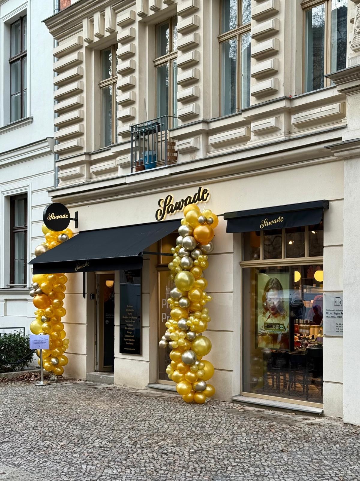 Full House am Kollwitzplatz 🥂✨

Was für ein Opening! Über 500 Gäste, volle Gläser, leuchtende Augen – und ganz viel Pralinenliebe.

Danke, dass ihr diesen Tag mit uns gefeiert habt, angestoßen habt, gelacht habt und unseren neuen Store mit so viel Wärme gefüllt habt. Es war uns eine riesige Freude!

Wir sagen: Willkommen am Kollwitzplatz.
Auf viele süße Momente mit euch! 💛

#SawadeBerlin #StoreOpening #Kollwitzplatz #Pralinenliebe #Trüffel