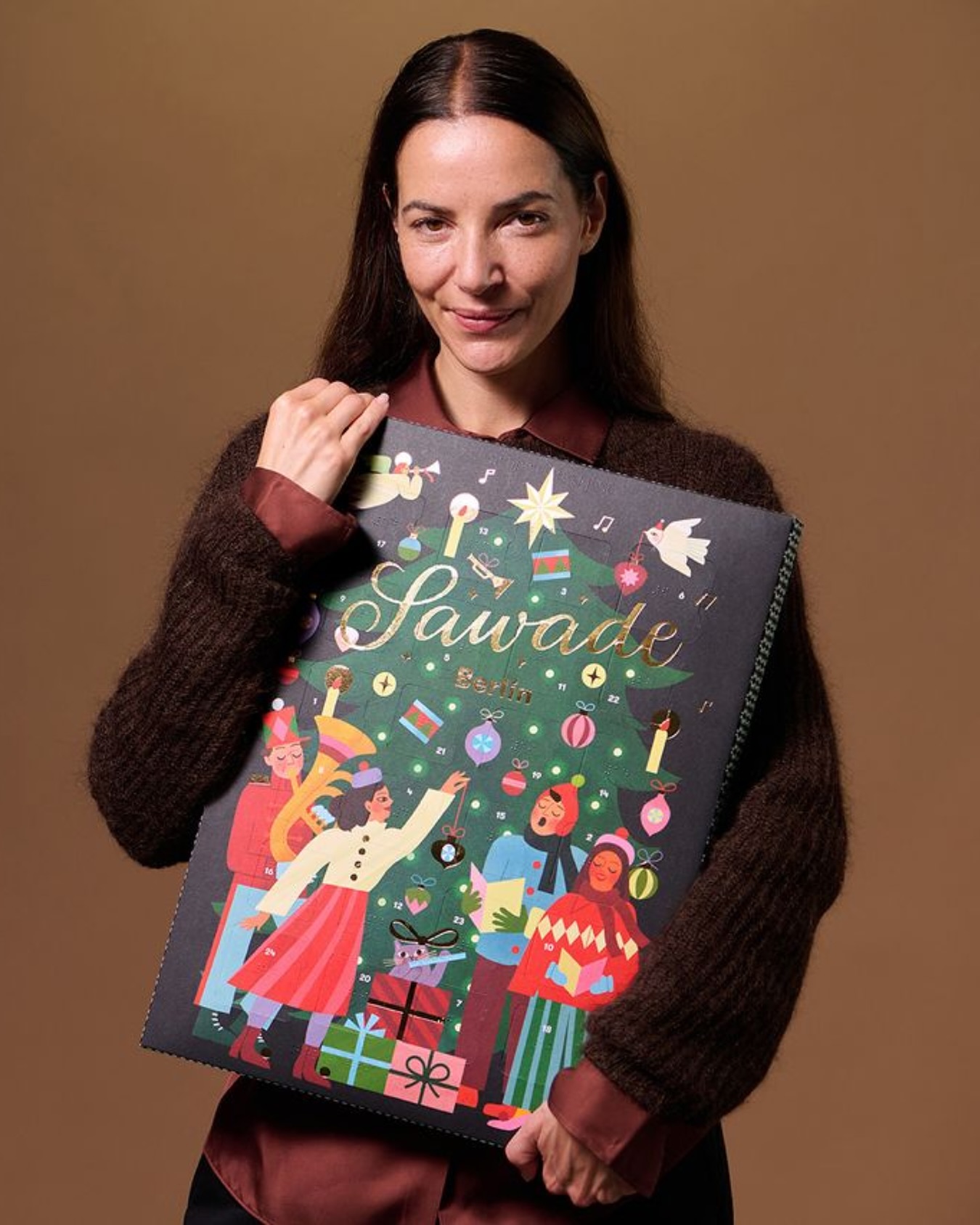 ✨ 24 x Weihnachtszauber ✨
Ein festlich geschmückter Tannenbaum, goldene Details und eine kleine Winterwelt: So zeigt sich unser Adventskalender 2025. Hinter jedem der 24 Türchen wartet ein Stück Pralinenzauber – handgefertigte Klassiker, feine Trüffel und Weihnachtsspezialitäten, wahlweise gemischt oder alkoholfrei.

🎄Jetzt bis 25.11.2025 versandkostenfrei bestellen – und pünktlich in die Vorweihnachtszeit starten. 

#SawadeBerlin #Adventskalender #Weihnachten #PralinenLiebe