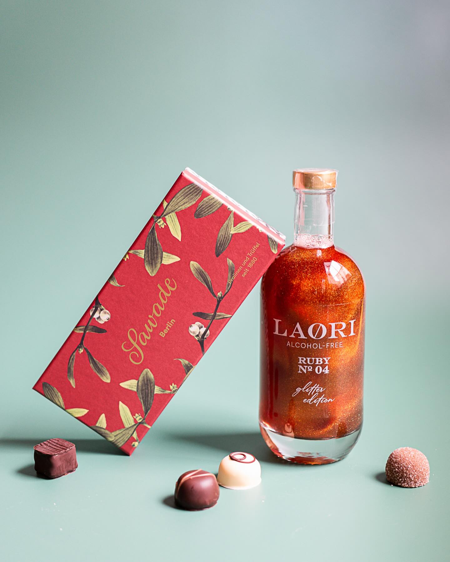 ✨ GIVEAWAY EDITION – Sawade x Friends ✨
Manchmal begegnen wir Marken, die perfekt zu unserer Idee von kleinen besonderen Momenten passen. @laori.drinks gehört dazu -alkoholfreie Drinks, die mit feinen Botanicals und viel Liebe zum Detail gemixt werden. Perfekt, um unsere Pralinen in ein genussvolles Feierabend-Ritual zu verwandeln. 💛🥂✨
Gemeinsam verlosen wir ein Festtags-Bundle, bestehend aus:
🍸 1 x Laori Glitzer Ruby No 4 – funkelnder Aperitif ohne Alkohol, voll mit fruchtigen Noten
🍫 1 x Sawade Pralinenschachtel »Mistelzweig« – handgefertigte Pralinen, ideal für die Festtage
Ein Duo, das nach Wintermagic und gemütlichen Abenden schmeckt ✨
So machst du mit:
1️⃣ Folge @sawade.berlin & @laori.drinks
2️⃣ Like diesen Beitrag
3️⃣ Optional: Markiere jemanden, mit dem du anstoßen & Pralinen teilen würdest 💛
*Gewinnspielkonditionen:
Teilnahme bis 7. Dezember 2025, 23:59 Uhr, ab 18 Jahren. Gewinner:in wird per DM benachrichtigt. Keine Barauszahlung. Versand nur innerhalb Deutschlands. Der Rechtsweg ist ausgeschlossen. Das Gewinnspiel steht in keinem Zusammenhang mit Meta und wird auch nicht von Meta unterstützt.
#Giveaway #Gewinnspiel #Verlosung #SawadeBerlin #LaoriDrinks #Pralinen