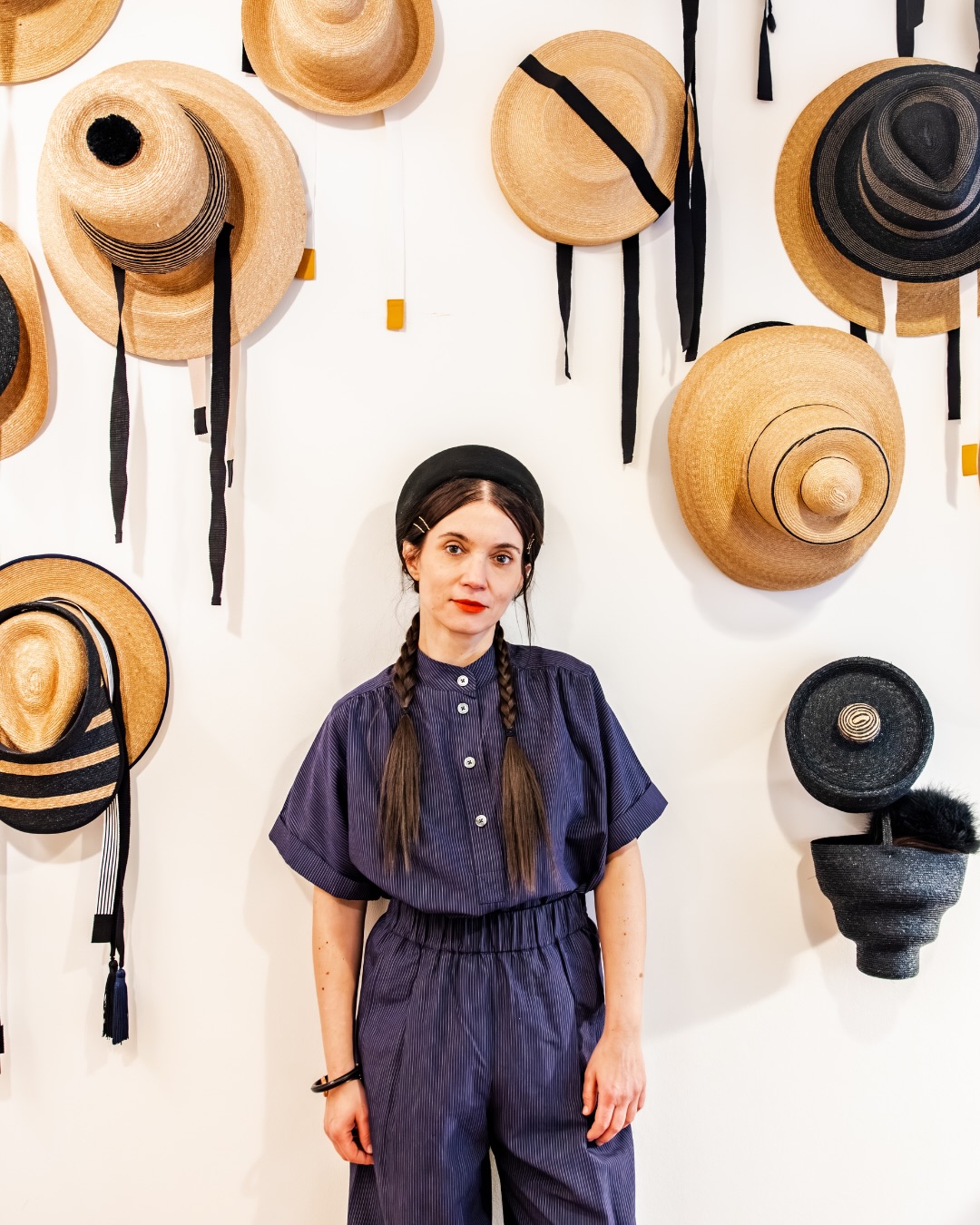 ✨ Sawade Studio Visits #4 ✨ Gut behütet durch den Großstadtdschungel:
Für unsere Studio Visit-Serie haben wir Susanne von @suz.berlin besucht. In ihrem Berliner Atelier entstehen Hüte aus Stroh – mit viel Gespür für Form, Textur und Proportion.
Ihre Entwürfe: intuitiv entwickelt, architektonisch gedacht und mit höchster Präzision umgesetzt – gleichermaßen classy und modern und viel zu schön, um sie nur im Urlaub auszuführen.
👉 Die ganze Story findet ihr jetzt auf unserem Blog.
📸 @mariestaggat
#StudioVisits #SawadeBerlin #SuzBerlin #MeetTheArtist