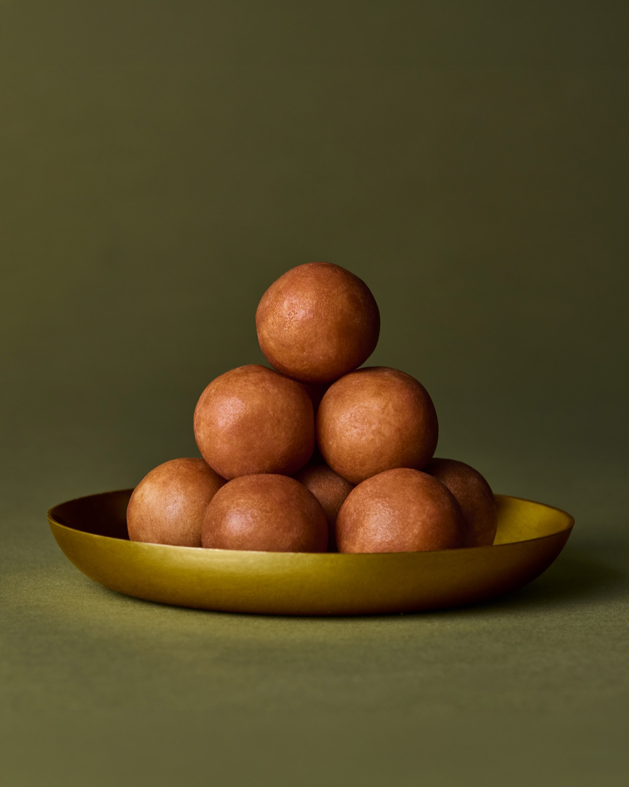 Edelmarzipankartoffel-Pyramide auf einem Schälchen