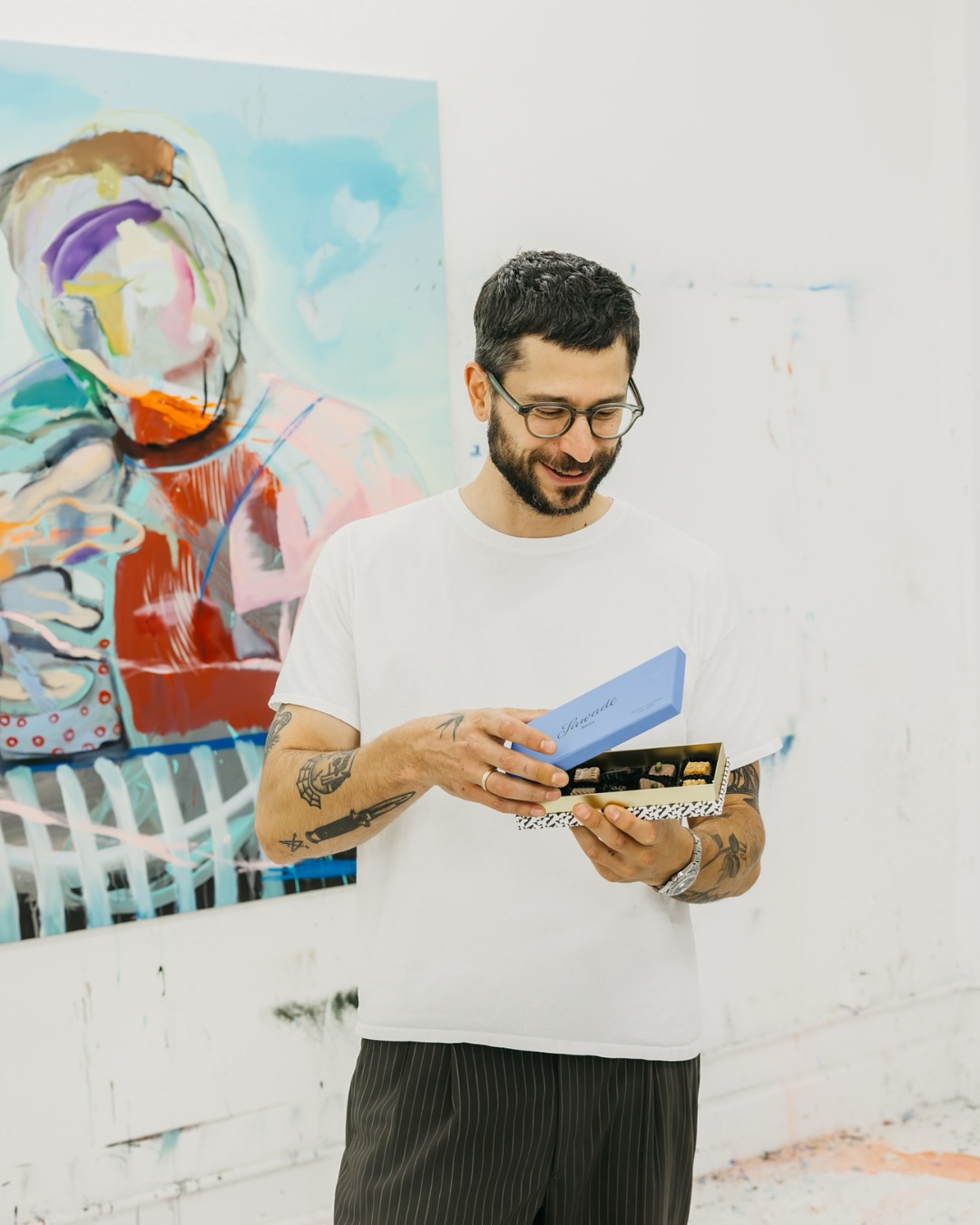 ✨ Frisch aus dem Atelier – Sawade Studio Visits #1 ✨

Was passiert, wenn Handwerk zu Kunst wird? In unserer neuen Serie »Sawade Studio Visits« stellen wir euch Künstler:innen & Kreative vor, die mit Leidenschaft, Geduld und einem Funke Magie etwas ganz Eigenes entstehen lassen.
Zum Auftakt führt uns @tobias_vetter_ in sein Berliner Atelier: Schicht für Schicht verwandelt er Intuition und Experimentierfreude in kraftvolle Bilder – von geheimnisvollem »Nougat-Blau« bis hin zu Figuren, die vor Energie pulsieren. Kunst, die tiefer blicken lässt und neugierig macht 🎨💙

👉 Die ganze Story findet ihr auf unserem Blog. Lasst euch inspirieren – und freut euch schon auf nächste Woche: Dann verlosen wir ein gemeinsames Kunstwerk!

📸 @mariestaggat 

#SawadeStudioVisits #SawadeBerlin #BerlinArt #TobiasVetter #MeetTheArtist