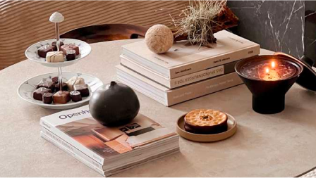 Stimmungsbild: Pralinenpräsentation in dekorativer Umgebung, thematisch inszeniert Stimmungsbild: Pralinenpräsentation in dekorativer Umgebung, thematisch inszeniert