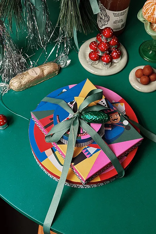 Stimmungsbild: Engel, Trommler und Schaukelpferd mit grüner Schleife zusammen gebunden