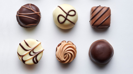 Stimmungsbild: Verschiedene Pralinen von oben fotografiert Stimmungsbild: Verschiedene Pralinen von oben fotografiert