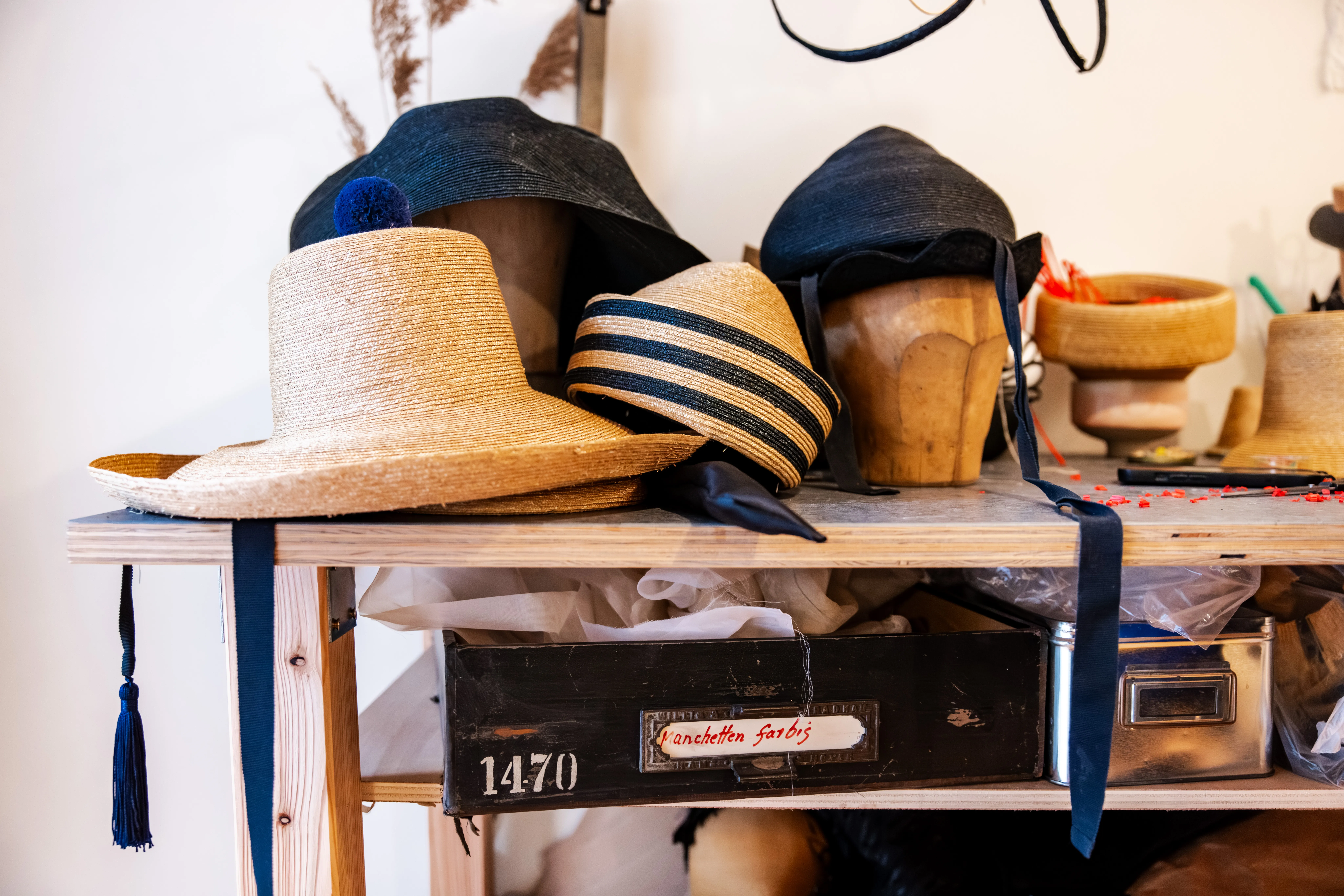 Hutsammlung in Susanne Steins Atelier.