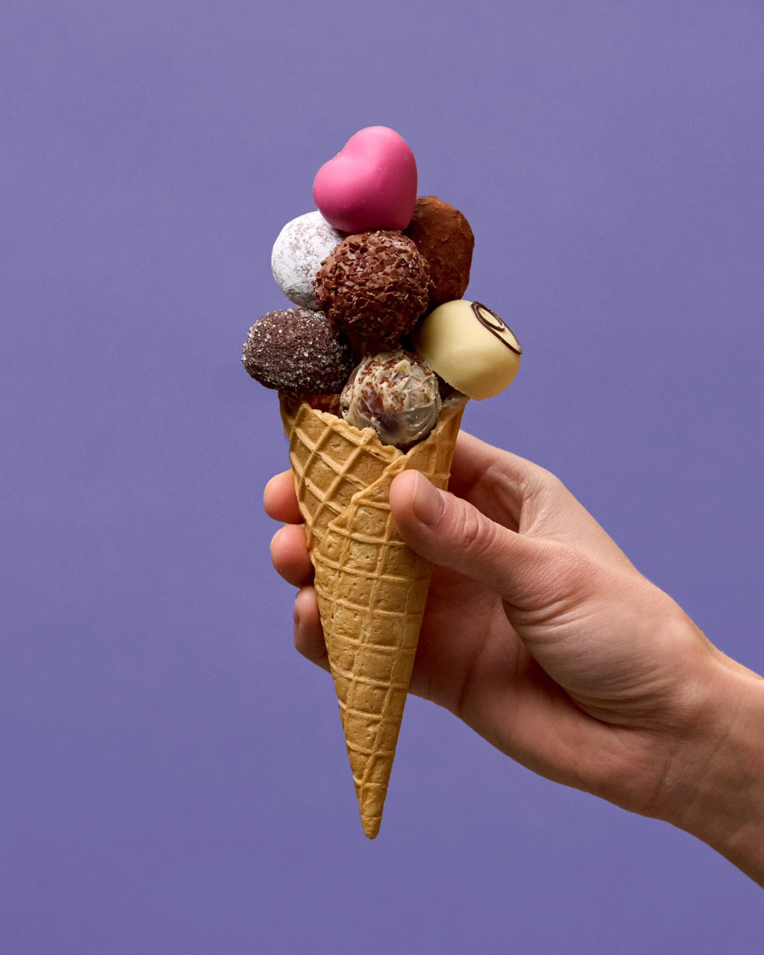 Eisgekühlter Genuss – The Sawade way: Pralinen ins Eisfach, ein bisschen gedulden und dann dahinschmelzen …
Besonders gut eignen sich:
Limited Edition Kokos
Mousse au Chocolat
Limited Edition Maracuja
Tiramisu
Try now or cry later!