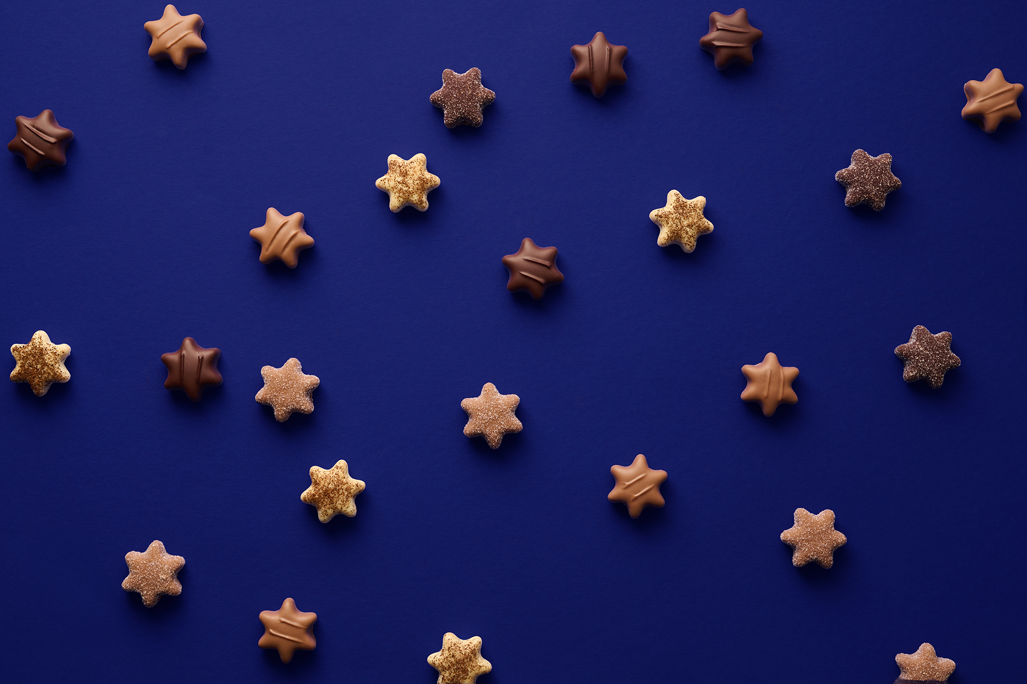 Stimmungsbild: viele Trüffelsterne auf dunkelblauen Hintergrund