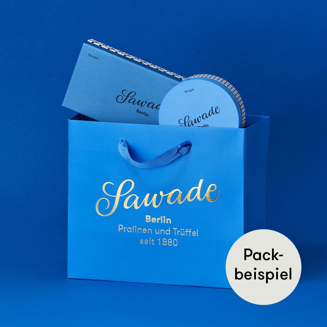 Sawade Geschenktasche blau gefüllt mit 2 Pralinenschachteln Nougat - ein Packbeispiel