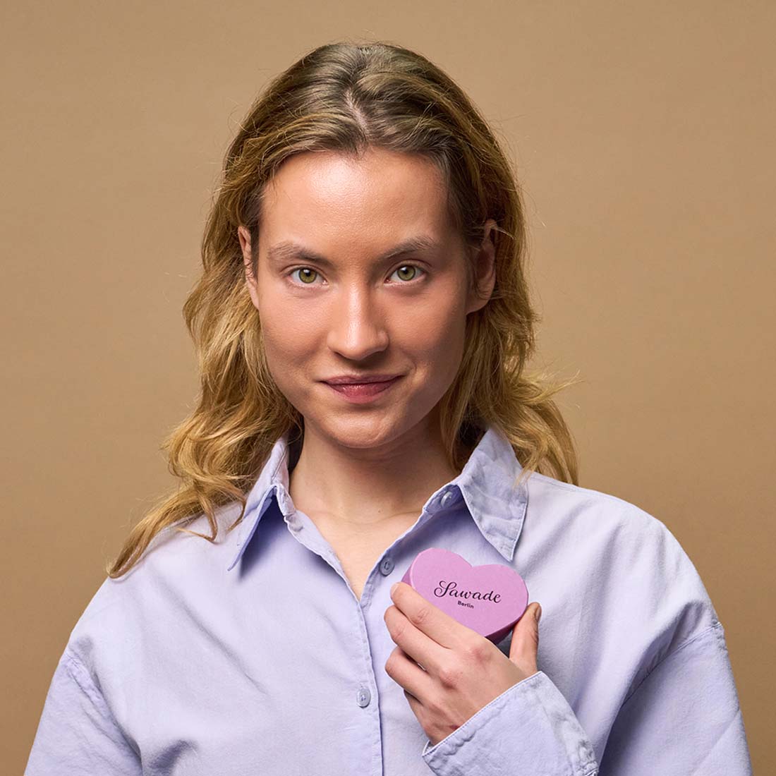 Stimmungsbild: Junge Dame mit einer kleinen Herzschachtel