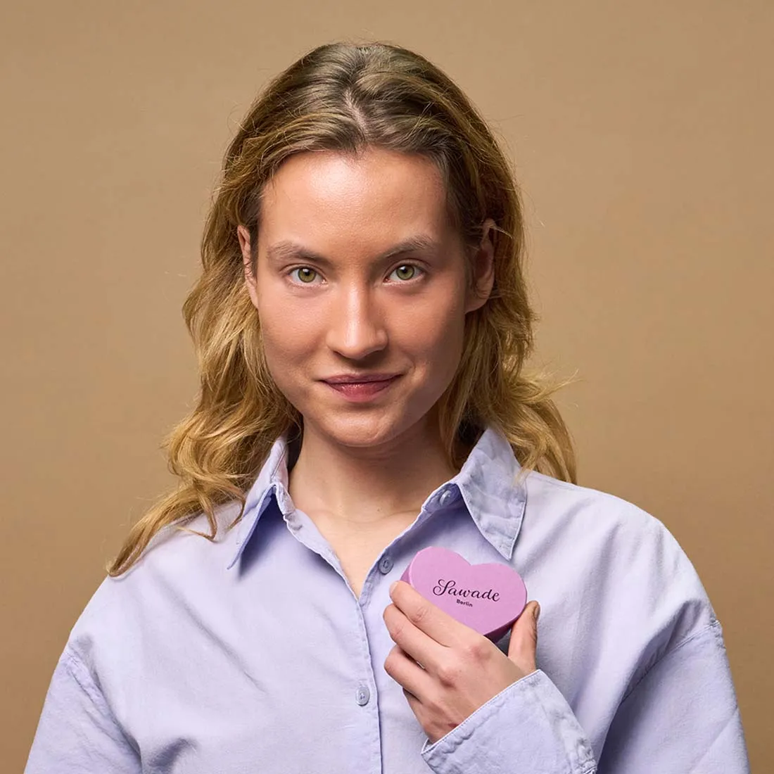 Kleine Herzschachtel Vanilletrüffel Stimmungsbild: Junge Dame mit einer kleinen Herzschachtel