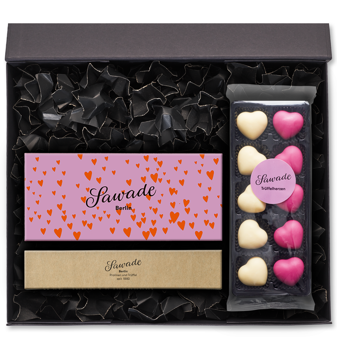 Geschenkbox offen mit einer Pralinenschachtel Gemischt Liebe, einer Pralinenstange Florenzer Rose und einer Packung Trüffelherzen