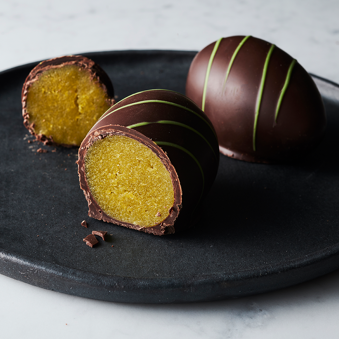 Stimmungsbild: Pistazie-Edelmarzipan-Ei dekorativ aufgeschnitten  Stimmungsbild: Pistazie-Edelmarzipan-Ei dekorativ aufgeschnitten