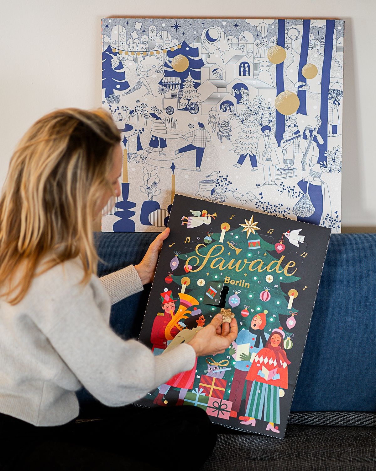 ✨ GIVEAWAY* EDITION – Sawade x Friends ✨
Wir lieben Marken, die unsere Leidenschaft für Genuss, Ästhetik und kleine Auszeiten teilen.💛
Diesmal möchten wir euch @paperandtea vorstellen, die mit feinen Bio-Tees und wunderschönen Designs bewusste Momente des Innehaltens schaffen – ein perfect match für Sawade Pralinen.
Gemeinsam verlosen wir ein Genuss-Set für eine besonders schöne Adventszeit: 🎁 1 x Sawade Adventskalender und 1 x Sawade Runddose »Schmuckstück« sowie
🍵 1 x Paper & Tea Adventskalender 2025 – mit 24 losen Bio-Tees in Sachets und 🍂 1 x Winter Tales Geschenkset – wärmende Teemischungen für gemütliche Stunden
Ein Gewinn für alle, die kleine Auszeiten im Alltag lieben. ✨

So machst du mit: 
1️⃣ Folge @sawade.berlin & @paperandtea 
2️⃣ Like diesen Beitrag
3️⃣ Optional: Markiere eine Person, mit der du am liebsten Tee trinkst & Schokolade genießt 💛
‌
*Gewinnspielkonditionen:
Teilnahme bis 20. November 2025, 23:59 Uhr]. Teilnahme ab 18 Jahren. Gewinner:in wird per DM benachrichtigt. Keine Barauszahlung. Versand nur innerhalb Deutschlands. Der Rechtsweg ist ausgeschlossen. Das Gewinnspiel steht in keinem Zusammenhang mit Meta und wird auch nicht von Meta unterstützt.

#Giveaway #Gewinnspiel #Verlosung #SawadeBerlin #PaperAndTea #Teeliebe #Pralinen