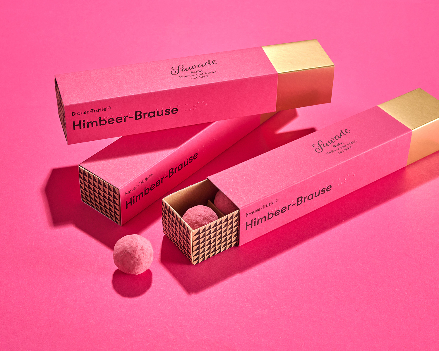 Stimmungsbild: Himbeere Brause-Trüffel mit Rosa Hintergrund Stimmungsbild: Himbeere Brause-Trüffel mit Rosa Hintergrund