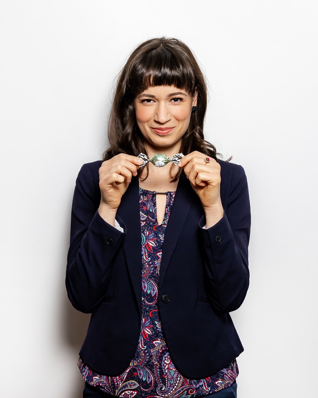 Sopranistin @pennysofroniadou aus dem Ensemble der @komischeoperberlin liebt sie – und das Publikum auch: die Bärenkugel von Sawade als »Praline danach«. Die gibt es nach jeder Vorstellung am Ausgang (solange der Vorrat reicht😊).

»Vor dem Auftritt ist Schokolade für mich als Opernsängerin tabu – das ist nicht gut für die Stimme. Aber nach der Aufführung habe ich umso mehr Lust darauf.« erzählt Penny.

Da sind sich also alle einig: Eine leckere Bärenkugel gefüllt mit Mandel-Nougat und knusprigen Keksstücken ist der perfekte Abschluss nach einem genussvollen Opernabend.

Bis zum 23. Mai könnt ihr Penny in »Don Giovanni / Requiem« an der Komischen Oper Berlin erleben 🎭

📸 @mariestaggat 

#KOBGenuss #KomischeOperBerlin #Opernliebe #BerlinKultur #Opernsängerin #KOBEnsemble #Backstage #SawadeBerlin