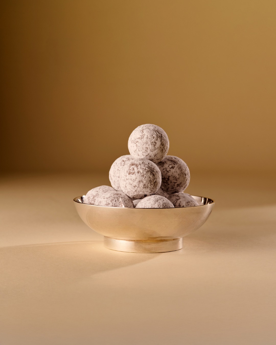 Glam up! Wenn das Jahr sich verabschiedet, darf es ruhig glänzen: Unsere Champagnertrüffel vereinen cremige Sahne, feinen Marc de Champagne und zarte Vollmilchschokolade – veredelt mit einem Hauch Zucker. Perfekt für lange Nächte und leise Cheers.
Für alle, die Silvester lieber süß als laut feiern 🥂✨
#SawadeBerlin #Champagner #Trüffel #Silvester