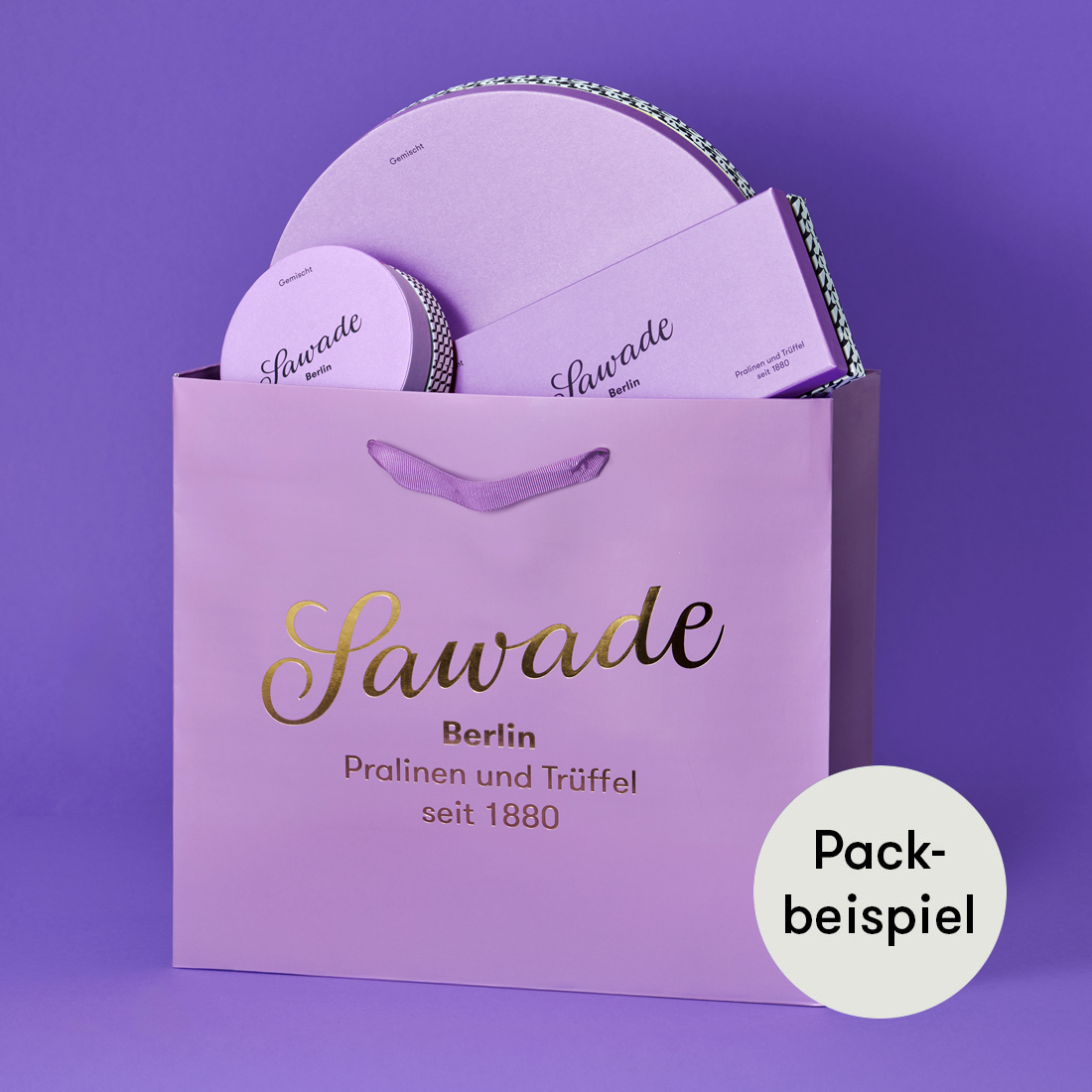 Sawade Geschenktasche violett gefüllt mit 3 Pralinenschachteln Gemischt - ein Packbeispiel