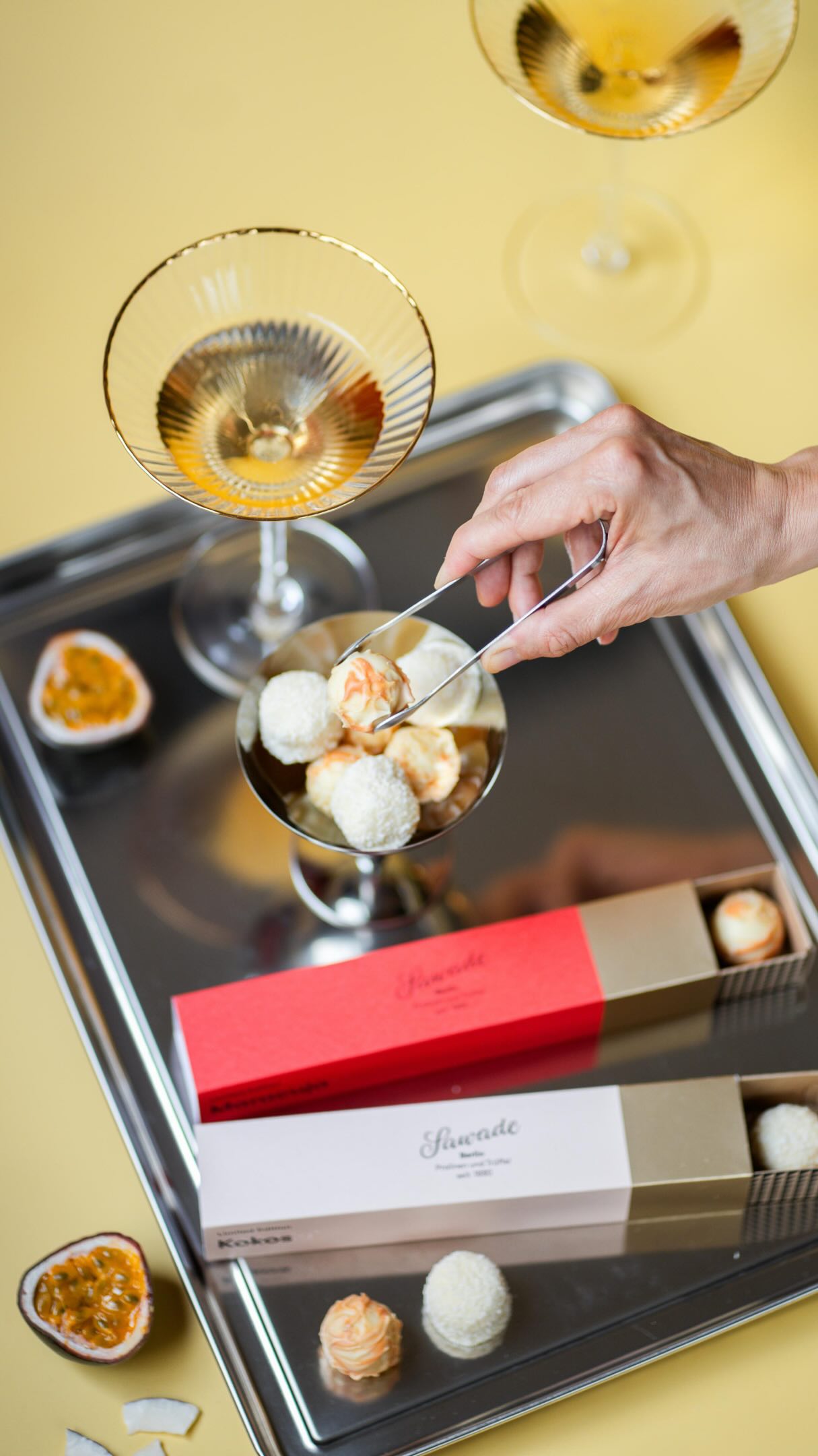 Wir machen uns den Sommer, wie er uns gefällt! Mit unseren neuen Trüffelsorten Kokos & Maracuja. Fruchtig, cremig und perfekt zu einem Feierabenddrink.
Summer vibes on us! 🥥🍸🧡
