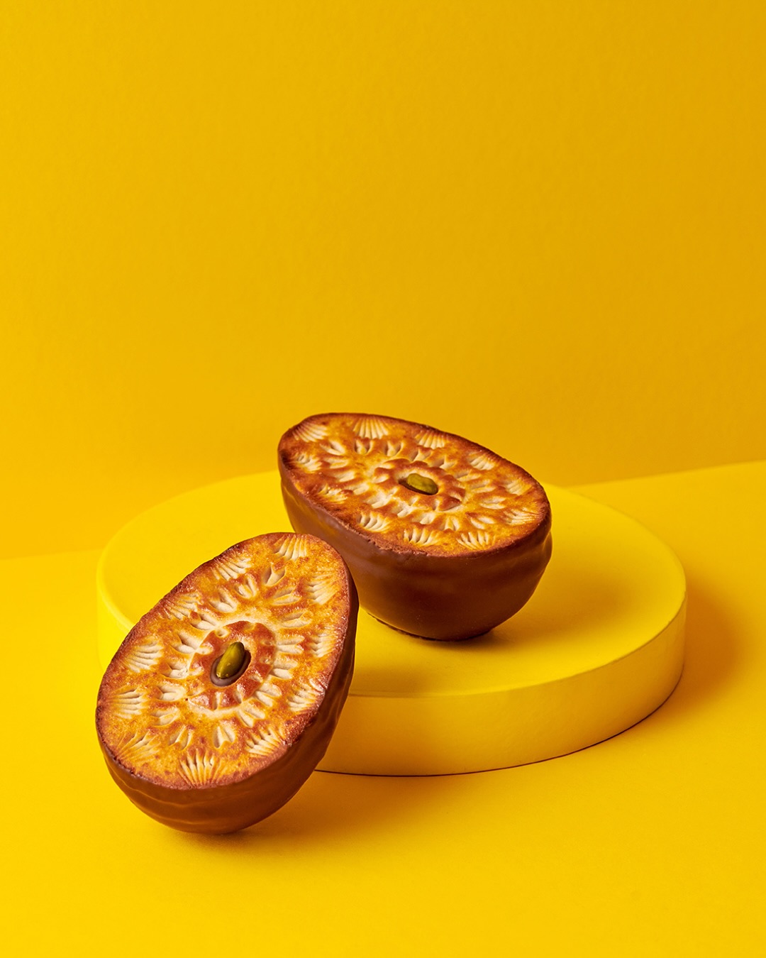 Ein Ei wie kein anderes: Das Sawade Ei ist echte Handwerkskunst – mit Edelmarzipan, Rum-Sahne-Trüffel, Maraschinokirschen, Mandelnougat & Weichkrokant in fünf Schichten vereint. Unten in Zartbitterschokolade getaucht, oben festlich geflämmt & mit einer Pistazie veredelt. Ein Meisterwerk – Schicht für Schicht. 🍒🥚✨

👉 Handgemacht. Raffiniert. Legendär. Jetzt probieren!
‌
#SawadeBerlin #Ostern #Handmade #Pralinenkunst #Marzipan #Krokant