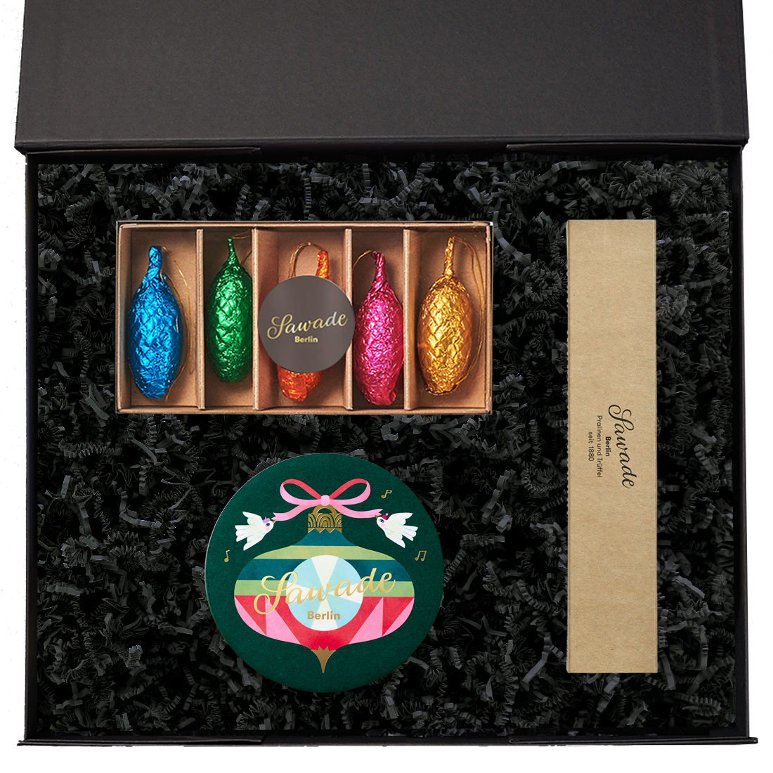 Geschenkbox mit Runddose Schmuckstück, kleiner Schachtel Christbaumschmuck Tannenzapfen und Pralinenstange Blätterkrokant