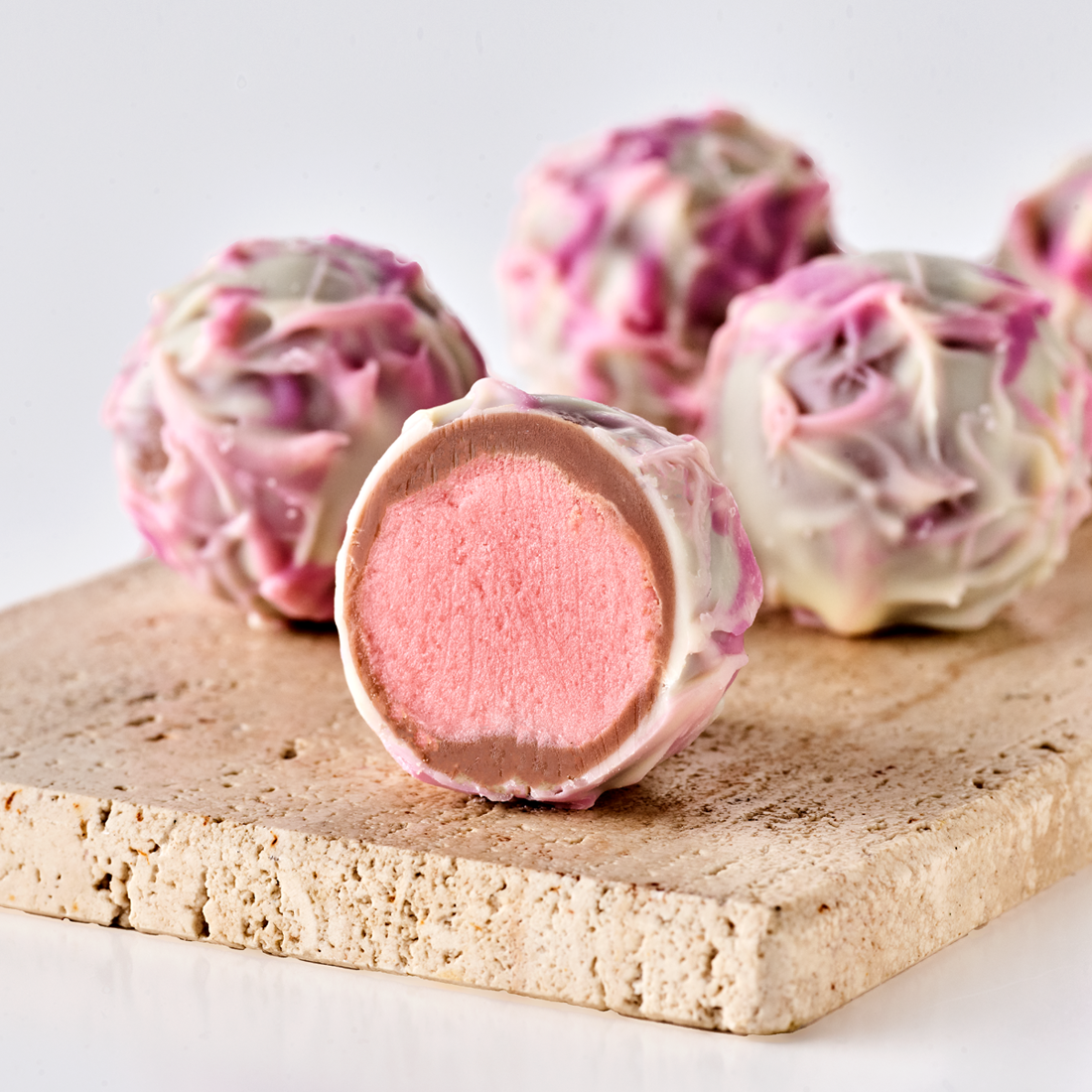 Erdbeer-Joghurt Trüffel aufgeschnitten