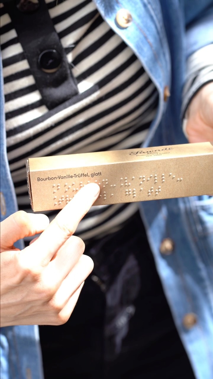Genuss kennt keine Grenzen. Deshalb prägen wir unsere Pralinenschachteln mit der Brailleschrift. 

Morgen beginnt übrigens die @wochedessehens. Vorbeischauen und informieren lohnt sich.

#wochedessehens #Braille