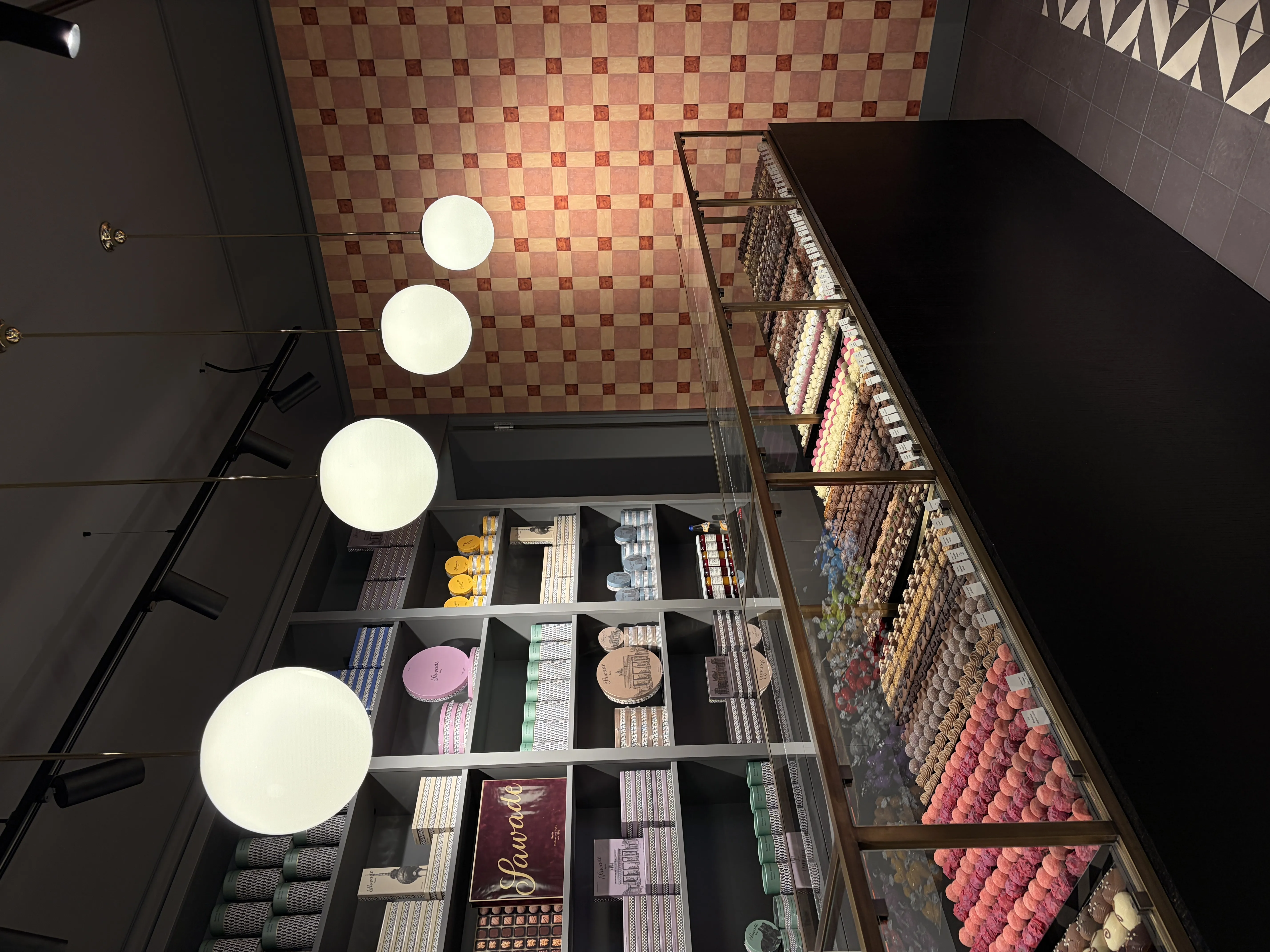 Filialbild: Pralinentheke und Rückwand mit Pralinenschachteln