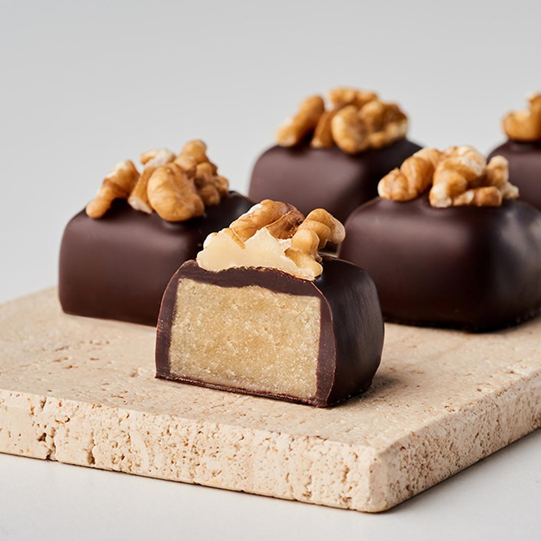 Produktbild: Marzipan-Walnuss angeschnitten Produktbild: Marzipan-Walnuss angeschnitten