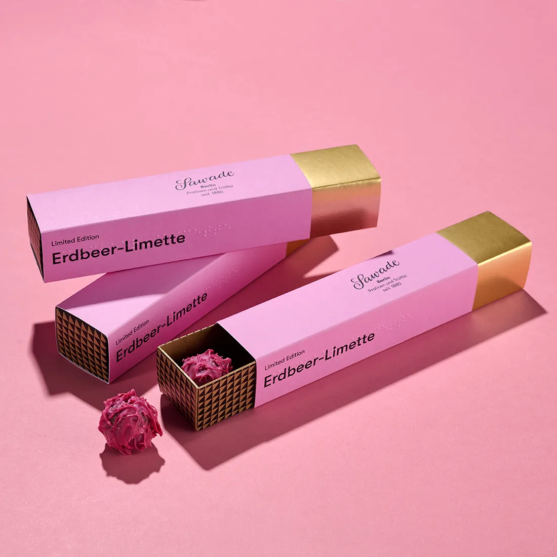 Inszenierung Erdbeer-Limette Trüffel mit drei Pralinenstangen