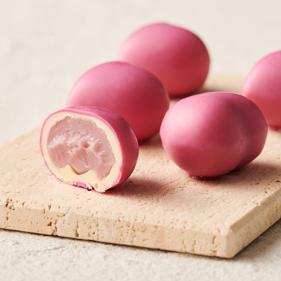Stimmungsbild: Trüffeherz weiß mit rosa Überzug dekorativ angeschnitten Stimmungsbild: Trüffeherz weiß mit rosa Überzug dekorativ angeschnitten