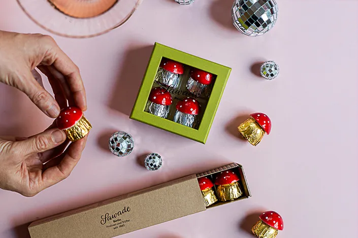 Stimmungsbild: Tisch mit Schokoladenpilzen und lustiger Silvesterdeko