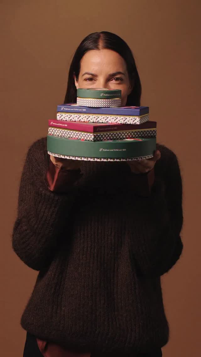 Danke, von Herzen ❤️✨ Zum Jahresende möchten wir kurz innehalten und Danke sagen: für eure Treue, eure Bestellungen, eure Unterstützung, eure Kreativität und all die wunderbaren Begegnungen & Kooperationen, die dieses Jahr geprägt haben.

Diese Zeit fordert uns – umso wichtiger sind Genuss, Zuversicht und kleine süße Momente. Das gesamte Sawade-Team wünscht euch frohe Weihnachten, entspannte Feiertage, Gesundheit, Glück …und immer eine Praline griffbereit fürs neue Jahr 🎄✨
‌

#MerryChristmas #Weihnachten #SawadeBerlin #Danke #Pralinen