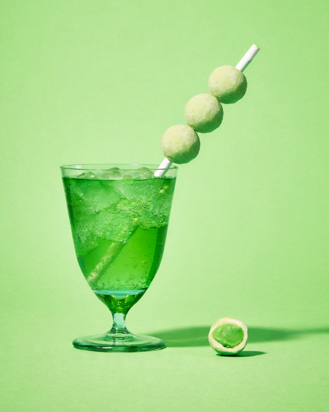 Ein Hauch Wald, ein Knall Brause 💚
Zarte Waldmeister-Ganache umhüllt von weißer Schokolade und einem Hauch prickelnder Brause. Und zack, hast du Kindheit auf der Zunge… ✨
Jetzt probieren!
#SawadeBerlin #Brausetrüffel #LimitedEdition