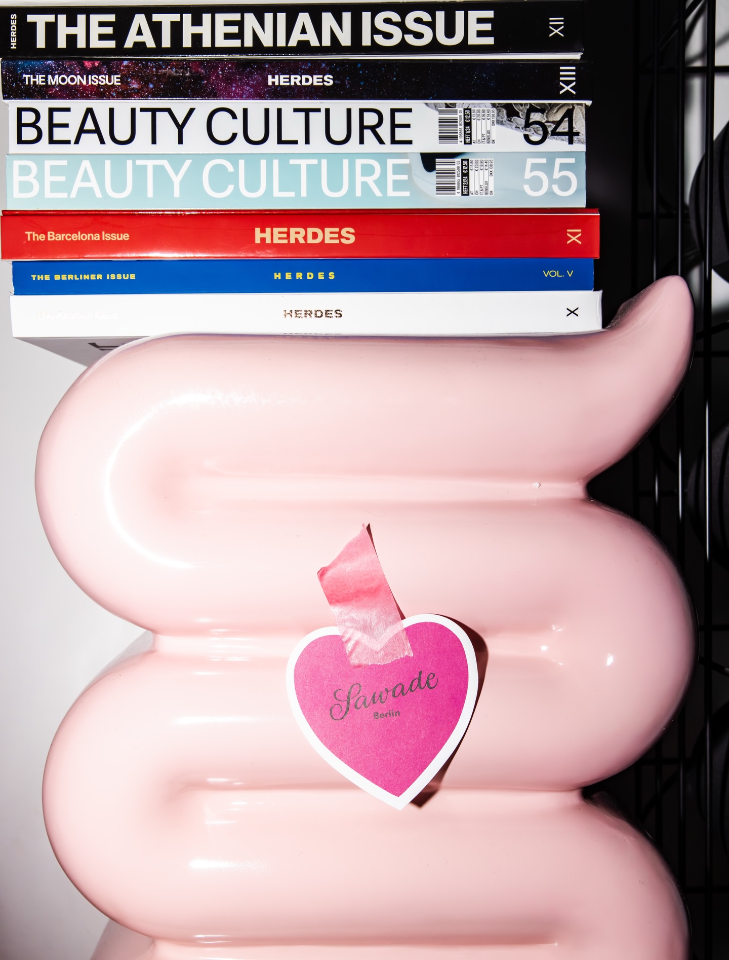 Weekend Plans. Eat, read, repeat. 🩷

📸 @mariestaggat 

#SawadeBerlin #Pralinen