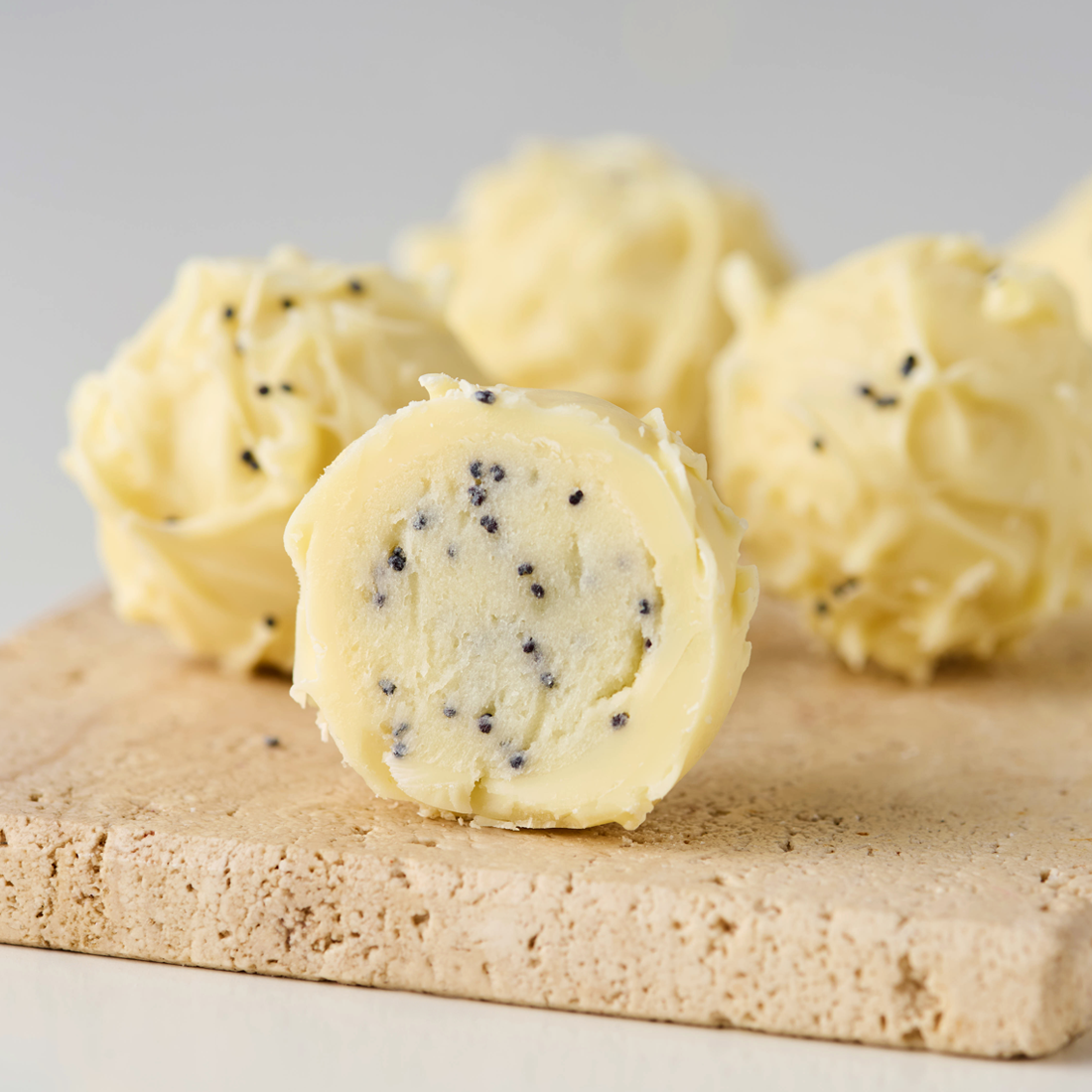 Produktbild: Tonkabohne-Mohn aufgeschnitten