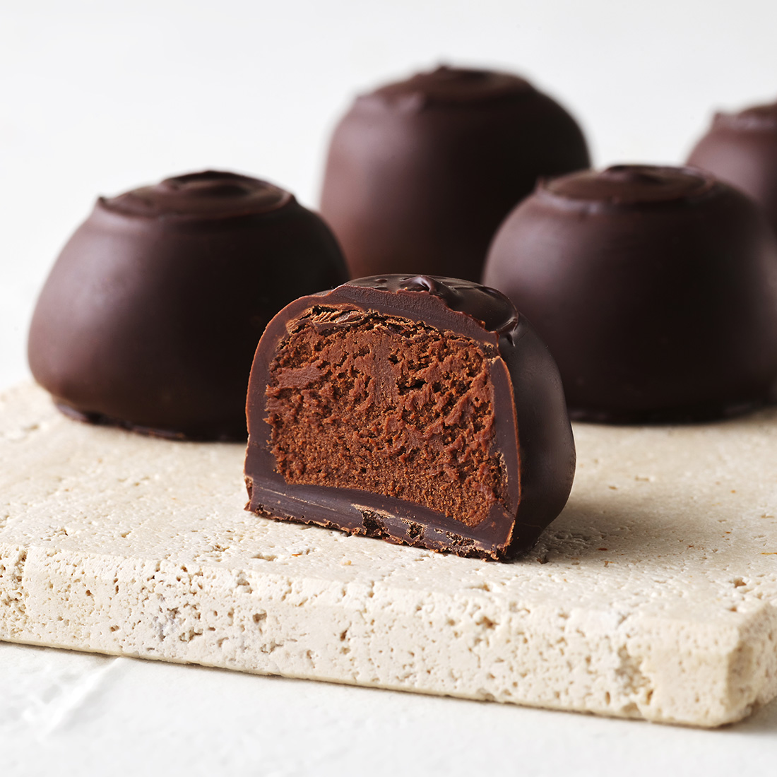 Stimmungsbild: Bitter-Sahne Trüffel dekorativ angeschnitten Stimmungsbild: Bitter-Sahne Trüffel dekorativ angeschnitten