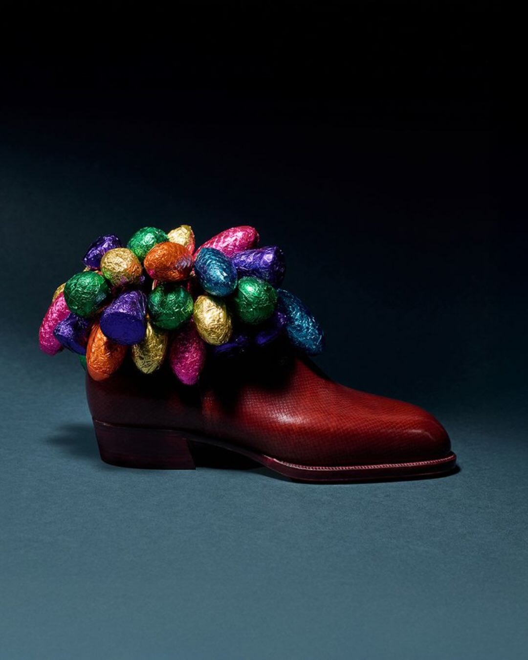 Nikolaus, but make it extra sweet 🎅✨
Wenn zwei Berliner Manufakturen zusammenkommen, wird’s richtig gut: @korbinian.ludwig.hess mit handgefertigten Maßschuhen und Sawade mit frisch gemachten Pralinen – eine Collab, die Stil und Süße perfekt verbindet.
Unsere Marzipanbrote, Pralinenkugeln, Glückspilze & Co. warten schon darauf, eure Stiefel am 6.12. extra sweet zu machen. ❤️
Jetzt Nikolaus-Goodies sichern & sweet steps into the season!
📸 Bild 2, 4, 6 @samuelsmelty
#SawadeBerlin #Nikolaus #Pralinen #MadeInBerlin #KorbinianLudwigHess