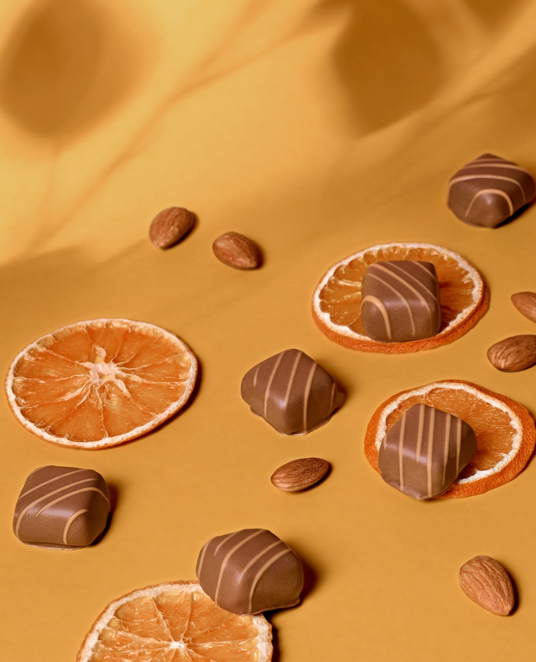 Kicking off cosy season mit unserer neuen Orangen-Marzipan Praline. Fruchtige Orange trifft auf saftiges Marzipan. Für alle Marzipan-Liebhaber ein Must-Eat, für alle anderen ein Must-Try.